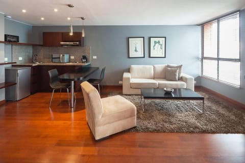 Kitchen or kitchenette, Living room, Seating area, Dining area, minibar, oven, stove