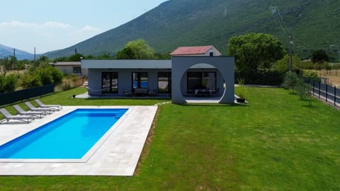 Property building, Natural landscape, Garden, Garden view, Mountain view, Pool view, Swimming pool, sunbed