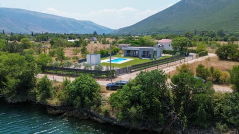 Property building, Neighbourhood, Natural landscape, Bird's eye view, Lake view, Mountain view, Pool view, River view, Swimming pool, Location, Parking