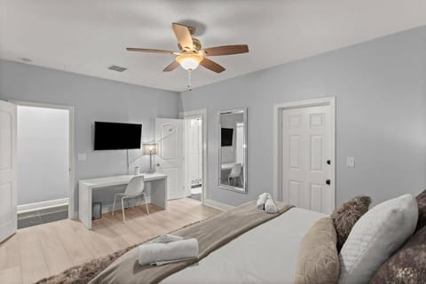 Luxury Ranch Master King Bed with heated Salted Pool Apartment in Winter Park