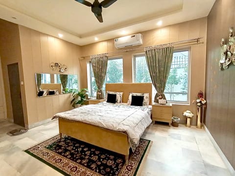 Bed, Photo of the whole room, Bedroom, air conditioner