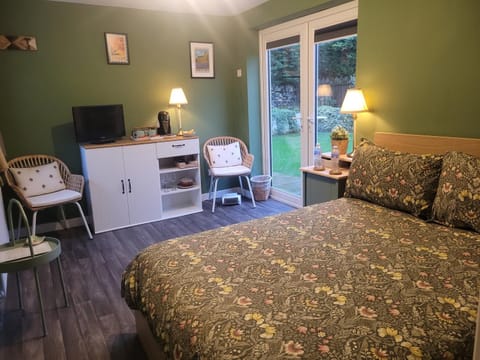 Farsley guest room seperate entrance with double bedroom and private shower room Bed and Breakfast in Leeds