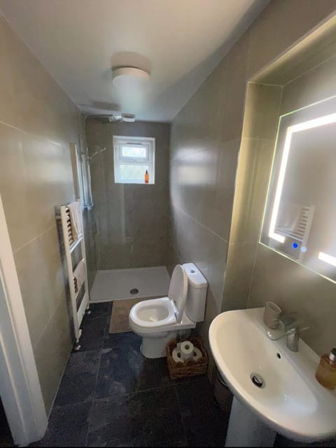 Farsley guest room seperate entrance with double bedroom and private shower room Bed and Breakfast in Leeds