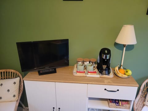 Farsley guest room seperate entrance with double bedroom and private shower room Bed and Breakfast in Leeds