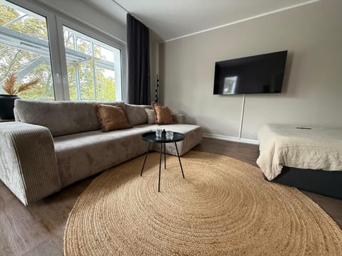 Bed, TV and multimedia, Living room, Photo of the whole room, Seating area, Bedroom