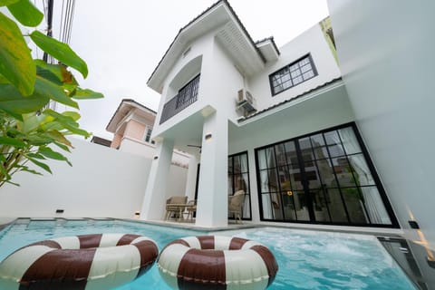 Property building, Patio, Day, Pool view, Swimming pool, sunbed