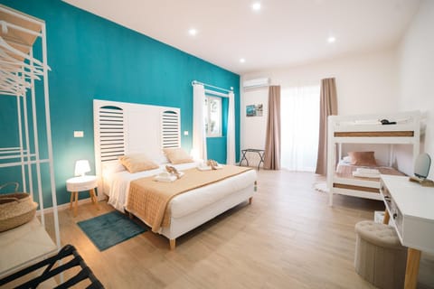 Photo of the whole room, Bedroom, towels