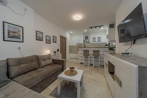 TV and multimedia, Kitchen or kitchenette, Living room, Seating area, Dining area