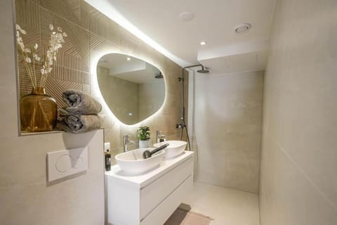 Haya Seaview - The Cinema Apartment in The Hague