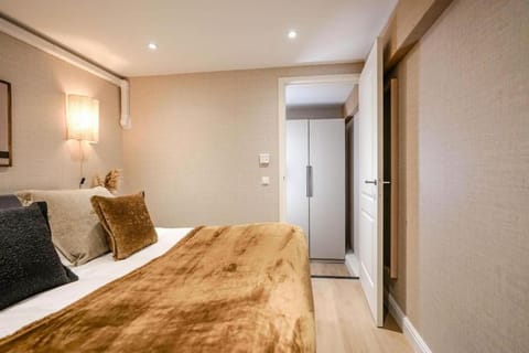 Haya Seaview - The Cinema Apartment in The Hague