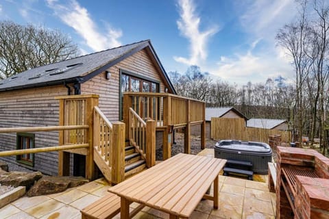 Property building, Patio, Balcony/Terrace