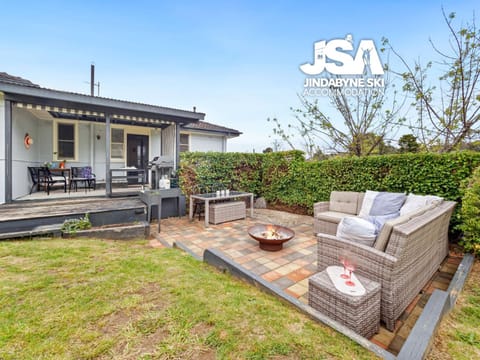 Property building, Patio, Garden, Garden, Seating area, Garden view