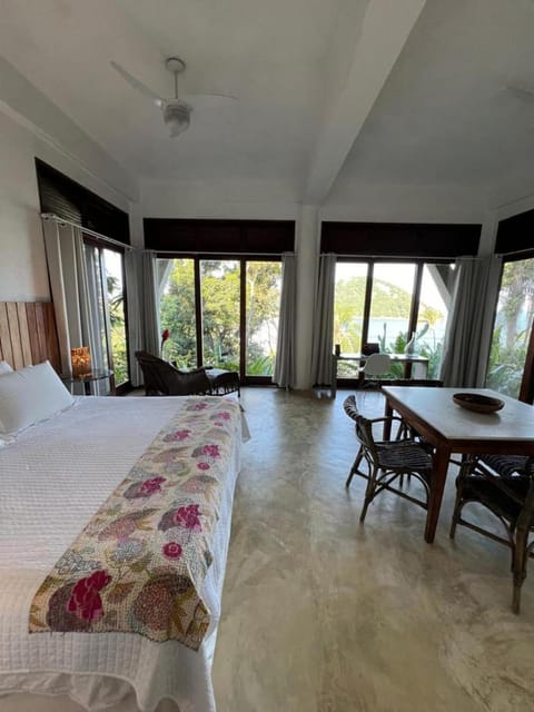 Bed, Photo of the whole room, Seating area, Dining area