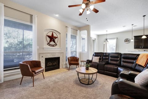 Getaway Nr Sea World BBQ Ping Pong Air Hockey House in San Antonio