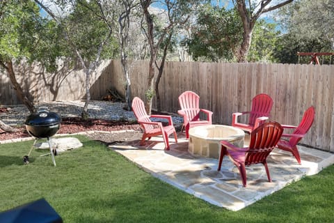 Getaway Nr Sea World BBQ Ping Pong Air Hockey House in San Antonio