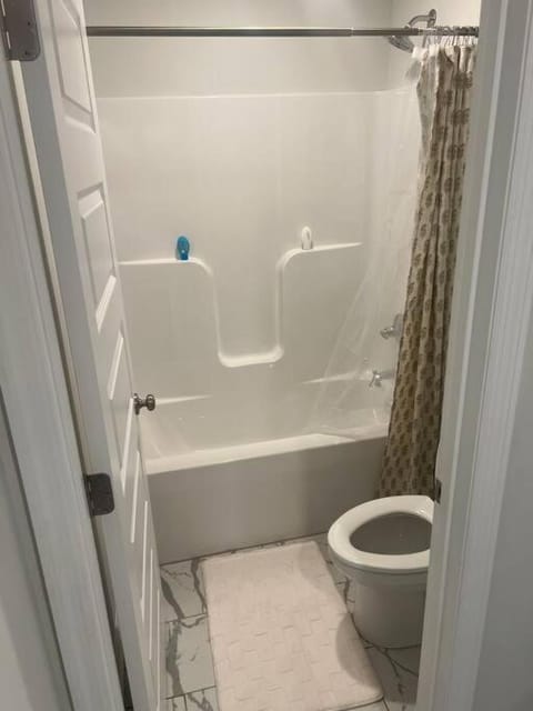 Spacious Modern Retreat Near Downtown House in Huntsville