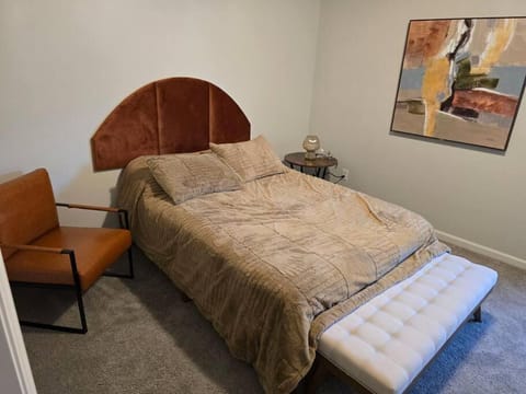 Spacious Modern Retreat Near Downtown House in Huntsville