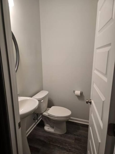 Spacious Modern Retreat Near Downtown House in Huntsville