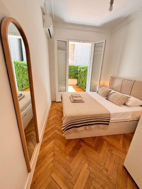 Photo of the whole room, Bedroom, air conditioner