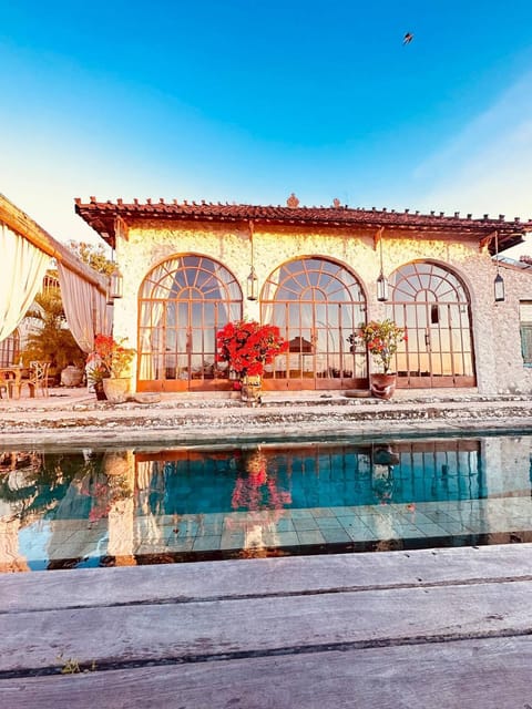 Property building, Day, Pool view, Swimming pool
