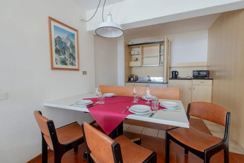 Kitchen or kitchenette, Living room, stove