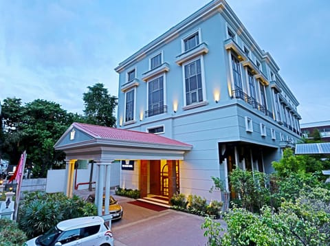 Restaurant/places to eat, Facade/entrance, Garden, Lobby or reception