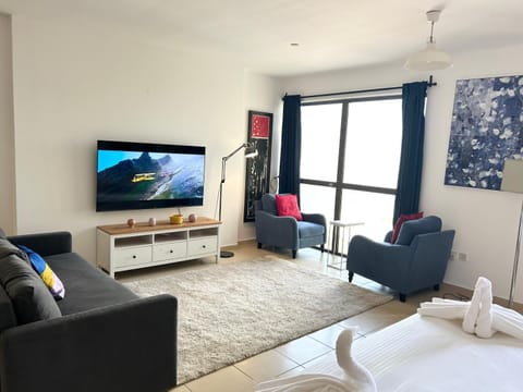 Communal lounge/ TV room, TV and multimedia, Living room, Seating area, Evening entertainment, towels
