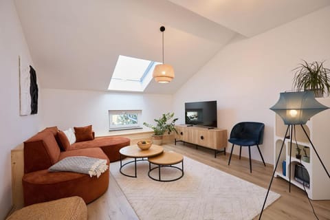 TV and multimedia, Living room, Seating area, Evening entertainment