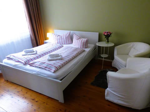 Communal lounge/ TV room, Bed, TV and multimedia, Photo of the whole room, Seating area, Bedroom