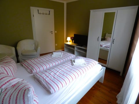 Communal lounge/ TV room, Bed, TV and multimedia, Photo of the whole room, Seating area, Bedroom, wardrobe