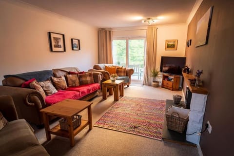 TV and multimedia, Living room, Seating area, Evening entertainment