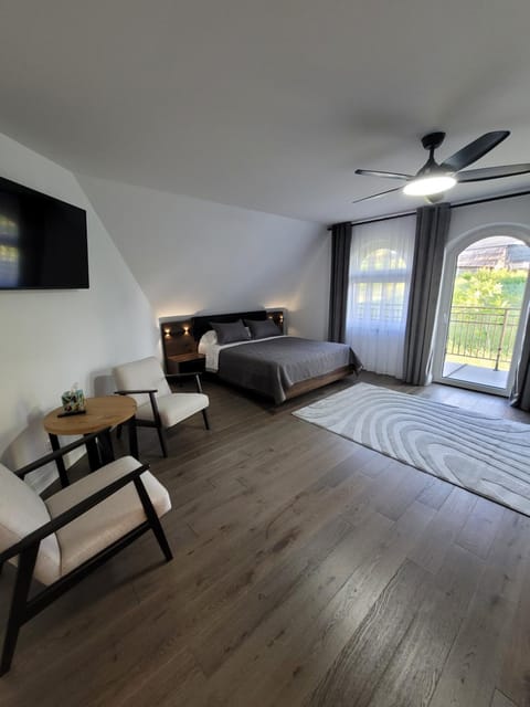 Bed, TV and multimedia, Photo of the whole room, Bedroom