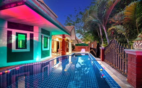 Property building, Pool view, Swimming pool, Swimming pool, sunbed