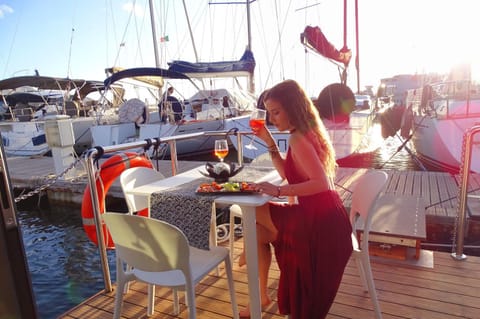 People, Food and drinks, Dining area, Sea view, Drinks