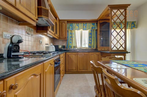 Kitchen or kitchenette, Dining area, dishwasher, minibar, pet friendly, stove, toaster