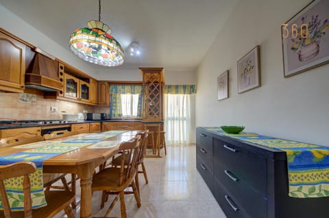 Kitchen or kitchenette, Dining area, minibar, pet friendly, stove