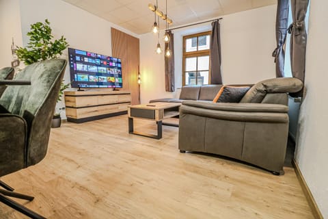 Communal lounge/ TV room, TV and multimedia, Living room, Seating area