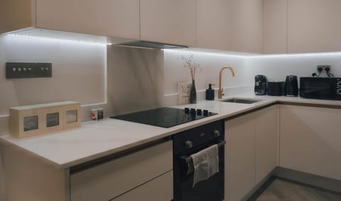 Coffee/tea facilities, Kitchen or kitchenette, dishwasher, oven, toaster