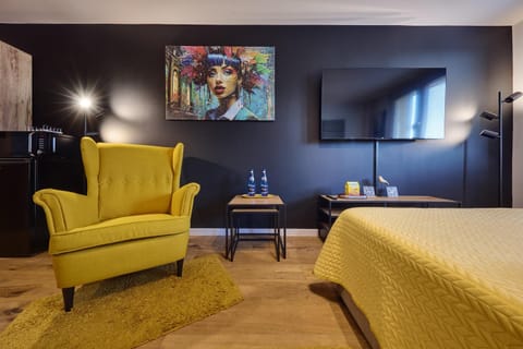 Bed, TV and multimedia, Seating area