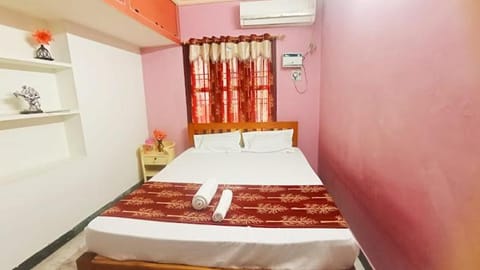 Bed, Bedroom, towels, air conditioner