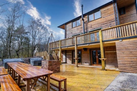 Property building, Patio, Balcony/Terrace, Dining area