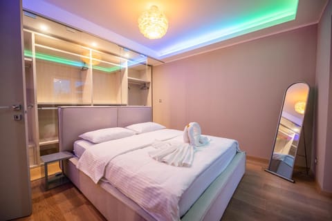 Bed, Bedroom, towels
