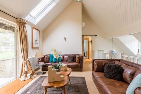 The Chairman's Retreat in The Cotswolds - Space To Relax in the Countryside House in Stroud District