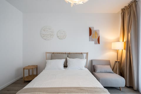Bed, Living room, Photo of the whole room, Seating area, Bedroom