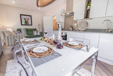 Kitchen or kitchenette, Seating area, Dining area