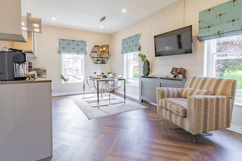 TV and multimedia, Coffee/tea facilities, Kitchen or kitchenette, Living room, Seating area, Dining area, oven, stove, toaster