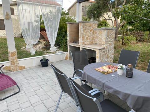 BBQ facilities, Balcony/Terrace, Food and drinks, Garden view