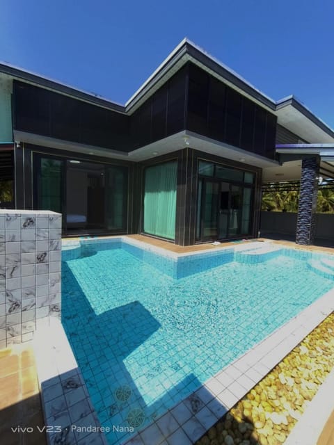 Property building, Day, Pool view, Swimming pool