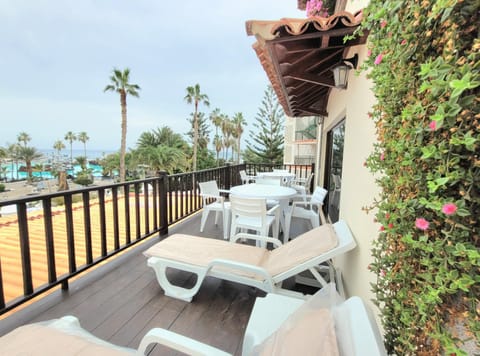 View (from property/room), Balcony/Terrace, Dining area, Pool view, Sea view, sunbed