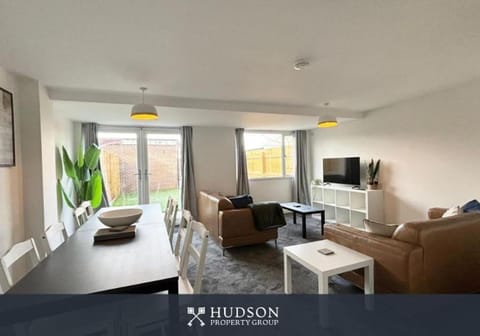 TV and multimedia, Living room, Seating area, Evening entertainment